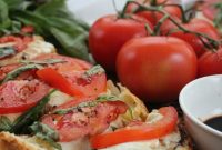 Caprese-Style Garlic Bread with Fresh Tomatoes and Basil
