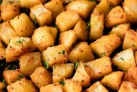 Crispy Skillet Breakfast Potatoes with Garlic and Herbs