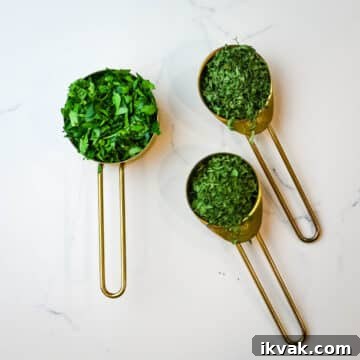 fresh parsley and dried parsley in measuring spoons.