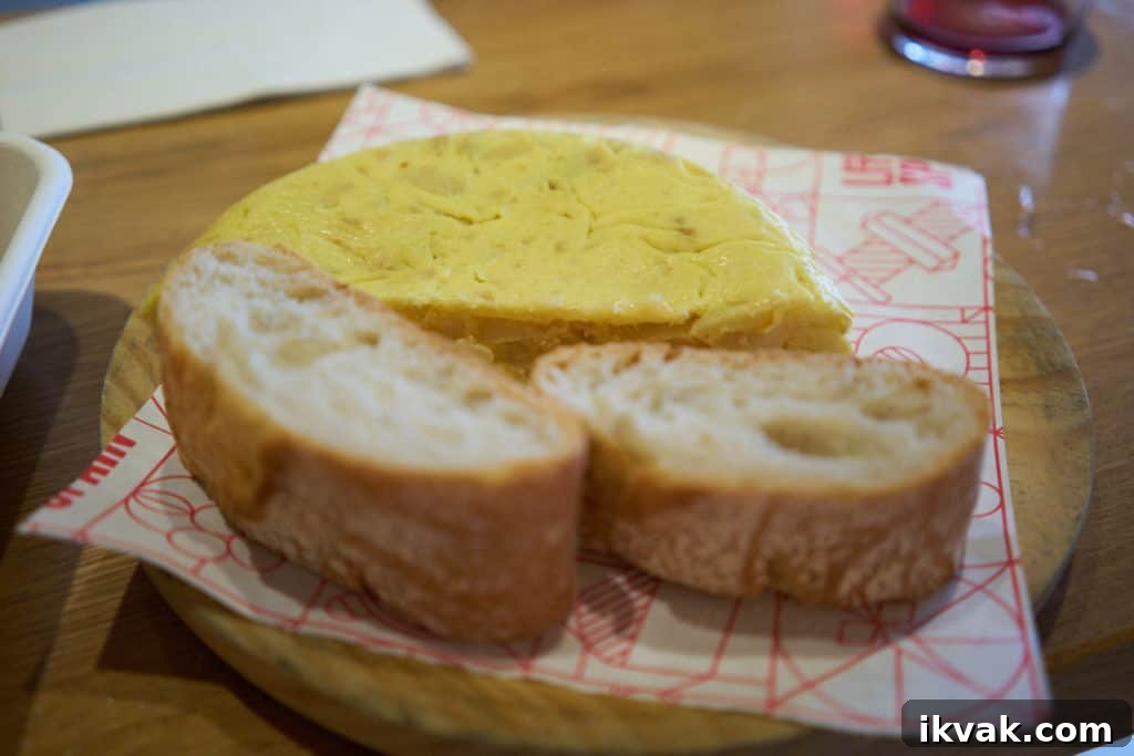 Tortilla española (tortilla de patatas) with two slices of bread.