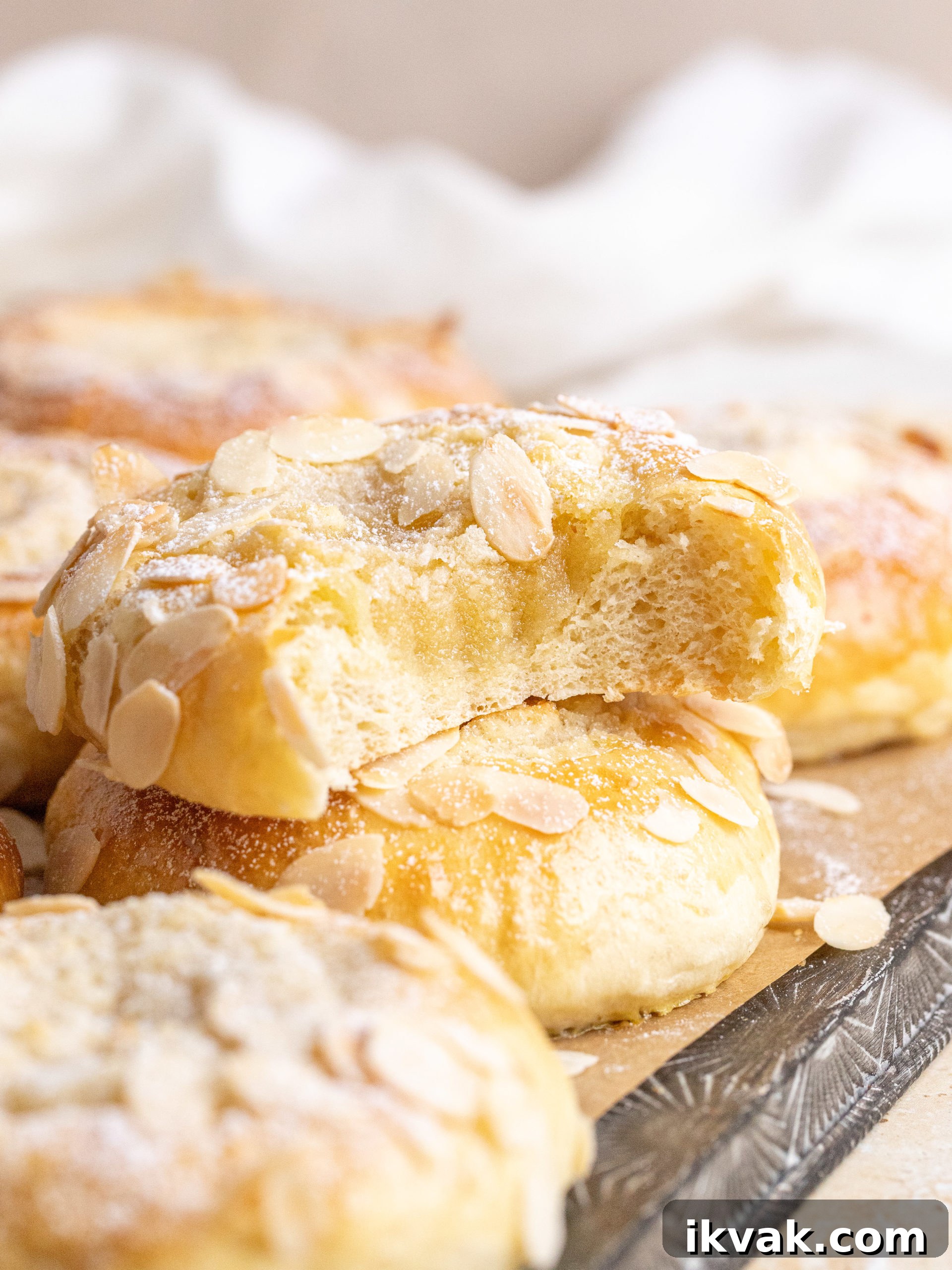 Almond croissant buns storage