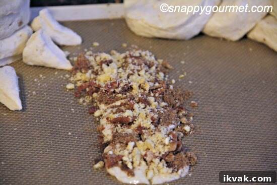 Banana Bacon Cinnamon Roll Roses (@snappygourmet.com)