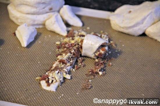 Banana Bacon Cinnamon Roll Roses (@snappygourmet.com)