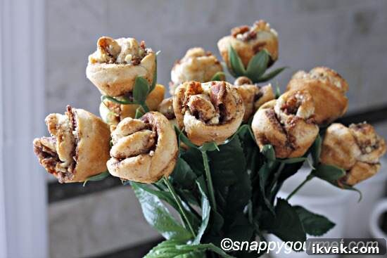 Banana Bacon Cinnamon Roll Roses (@snappygourmet.com)