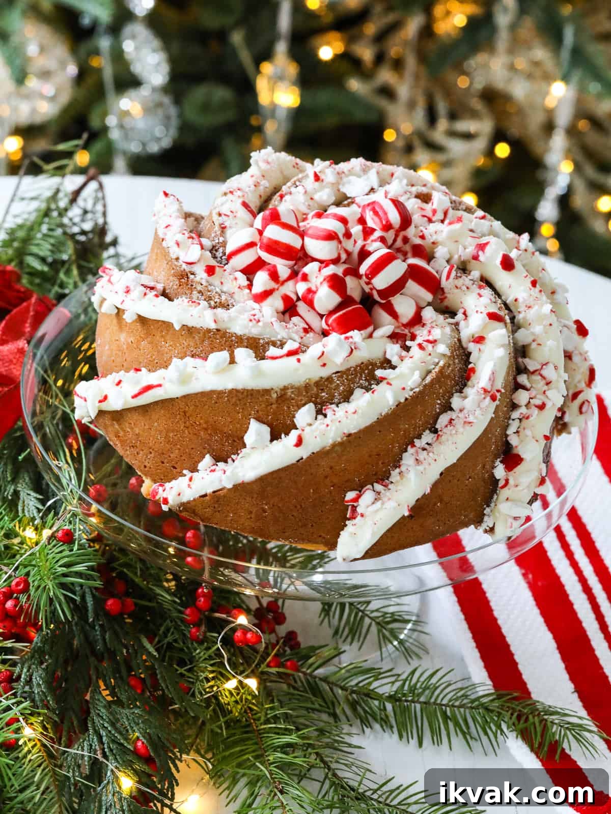 Classic Christmas Cake Recipe: Moist Fruit Cake for the Holidays 4 Christmas bundt cake at party
