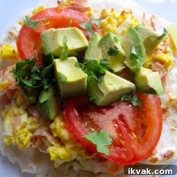 Arepa Gratinada con Huevo Revuelto, Jamoncillo, Tomate y aguacate