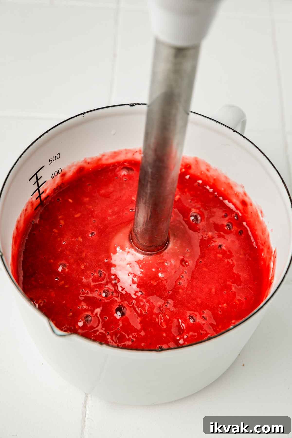 bol avec un mixeur et de la purée de framboise