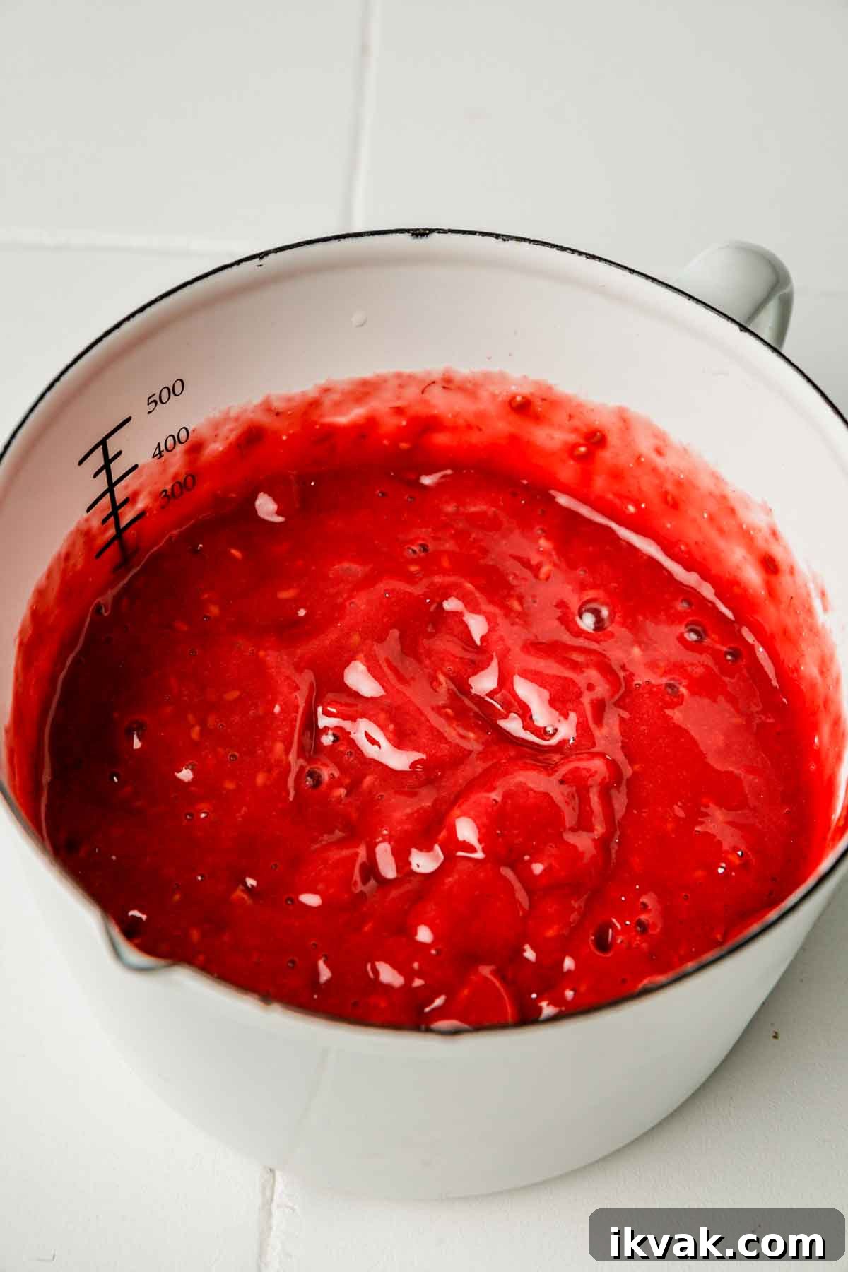 bol avec de la mixture à la framboise