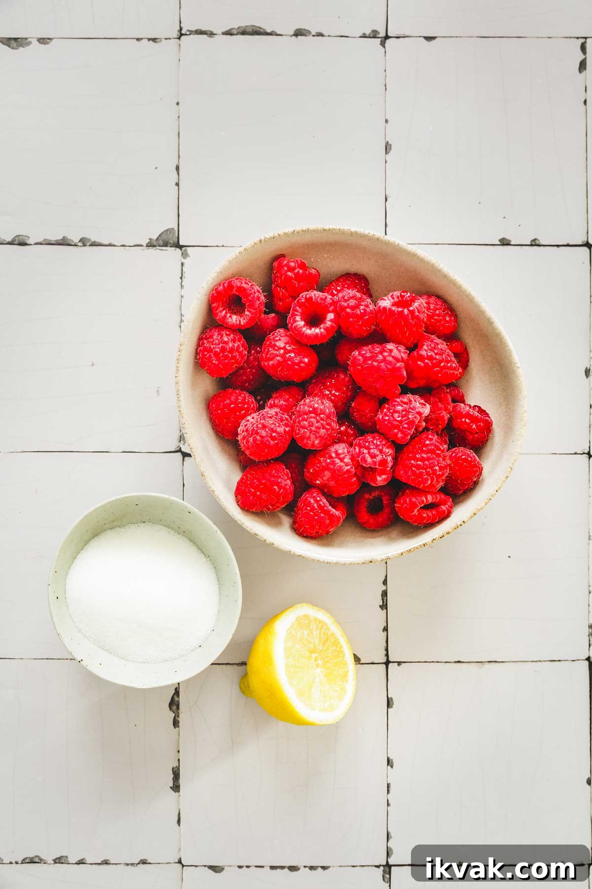 bol avec des framboises, du sucre et du citron