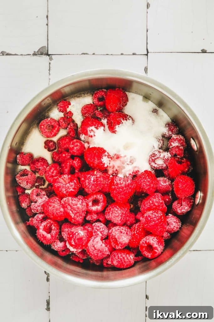 casserole avec des framboises fraiches et surgelées